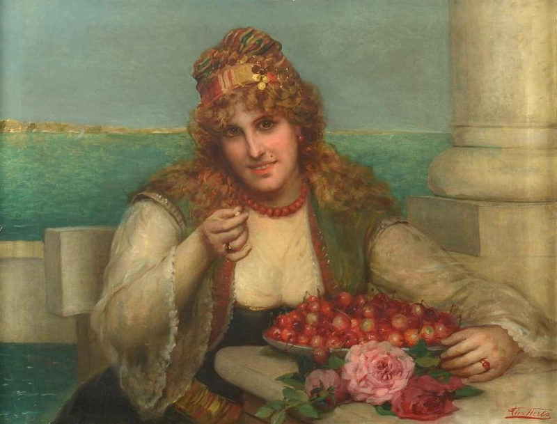La belle orientale au plat de cerise devant le bord de mer